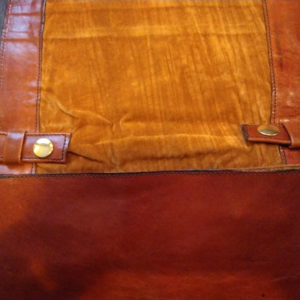 GENUINE LEATHER BROWN PURSE - CLIP CLOSURE ON THE BACK - Picture 5 of 6